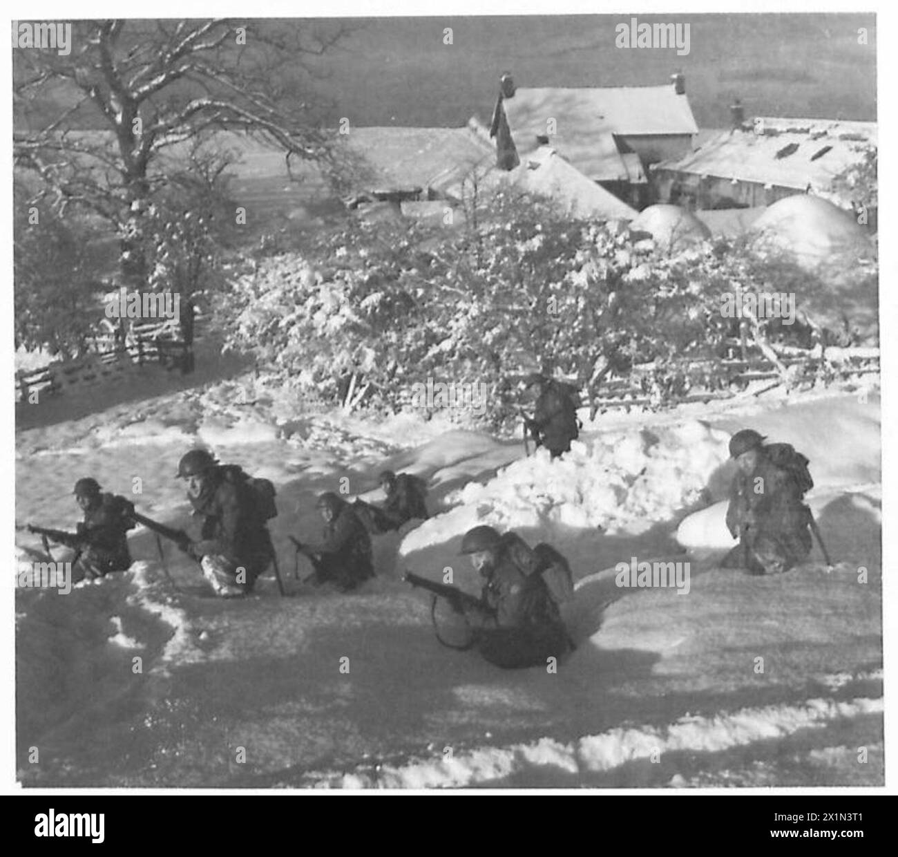 Eine WINTERLICHE UMGEBUNG - Eine Patrouille hielt auf den schneebedeckten Feldern an, britische Armee Stockfoto