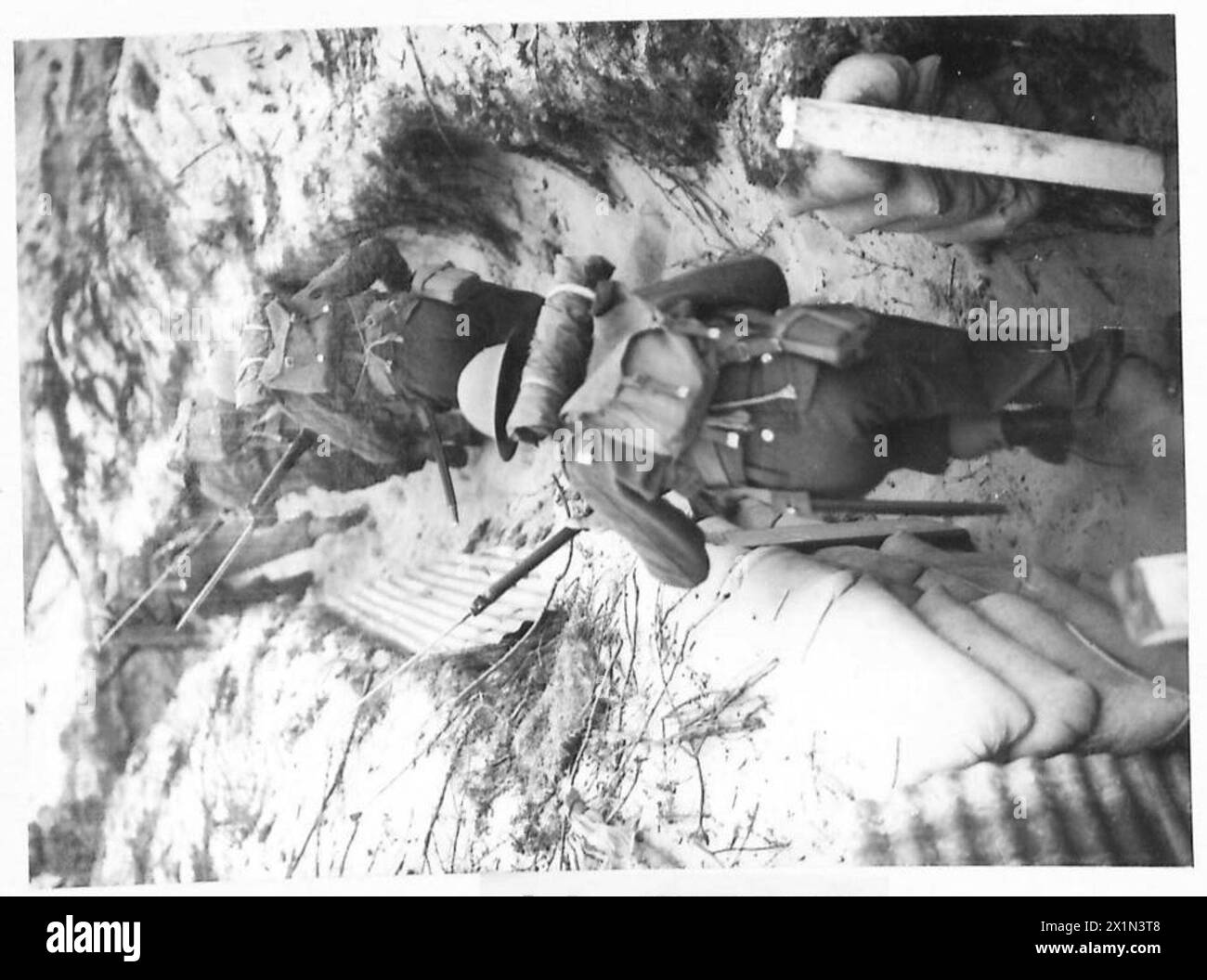 Angriffstruppen der britischen Armee dringen durch einen Kommunikationsgraben vor, um einen Pillenkasten anzugreifen. Stockfoto
