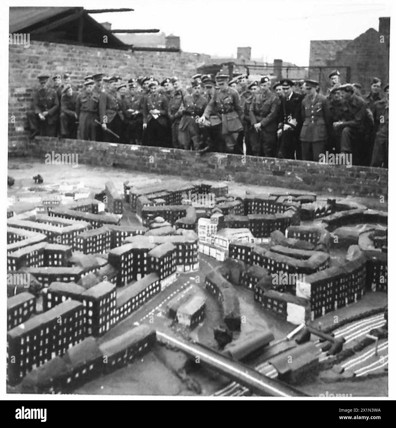Major General Johnson inspiziert ein Modell von Glasgow, das von einem Feldwebel für die Ausbildung an der Glasgow Home Guard Fighting School der British Army entwickelt wurde. Stockfoto
