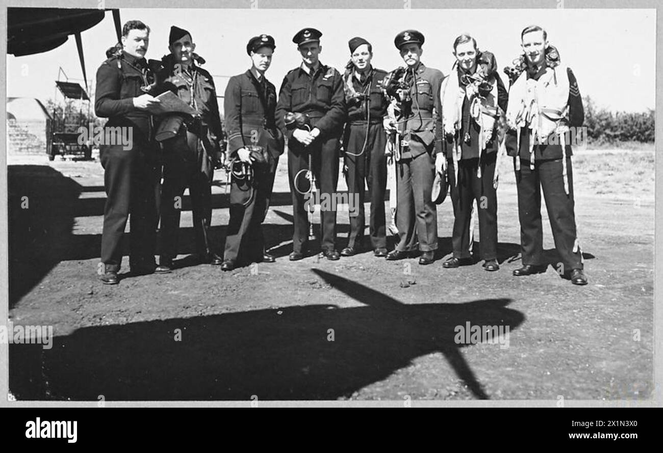 HERRSCHAFTSMÄNNER, DIE DIE DEUTSCHEN DÄMME ÜBERFALLEN haben - Männer der Dominionen, die am großen Angriff auf die Moehne-, Eder- und Sorpe-Dämme in der Nacht vom 16. Auf den 17. Mai 1943 teilnahmen. Das Bild zeigt: AUSTRALISCHE FLIEGER. Von links nach rechts - Flight Lieutenant R.C. Hay, DFC., Pilot Officer C.L. Howard; Flight Lieutenant D.J. Shannon, DFC., Flight Lieutenant J.F. Leggo, DFC., Pilot Officer F.M.Spafford, DFM., Flight Lieutenant H. B. Martin, DFC., Pilot Officer L.G. Knight, Sergeant Kenia, Royal Air Force Stockfoto