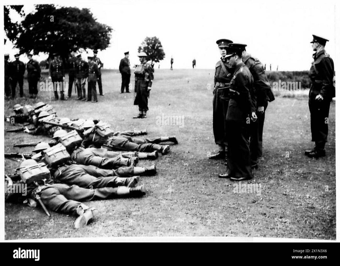 Der König inspiziert ein Bataillon der Irish Guards, das auf dem Northwood Golf Course in Middlesex trainiert und von britischen Armeeangehörigen beobachtet wird. Stockfoto