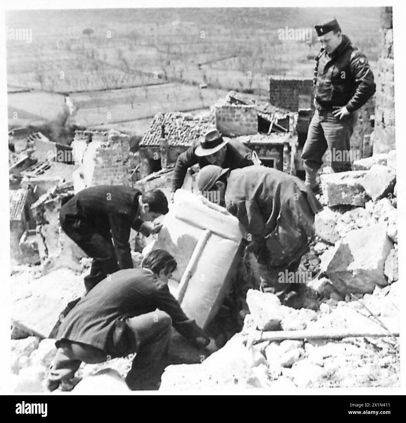 Ein Stück wiedergewonnener Möbel wird dem AMG-Offizier Lieut übergeben. Simpson aus Albuquerque, New Mexico, USA, während der Operationen der Fünften Armee, British Army. Stockfoto