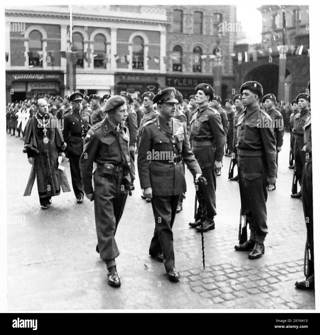 FELDMARSCHALL ALEXANDER & BROOKE BESUCHEN NORDIRLAND - Präsentation der Freiheit der Londonderry, britische Armee Stockfoto
