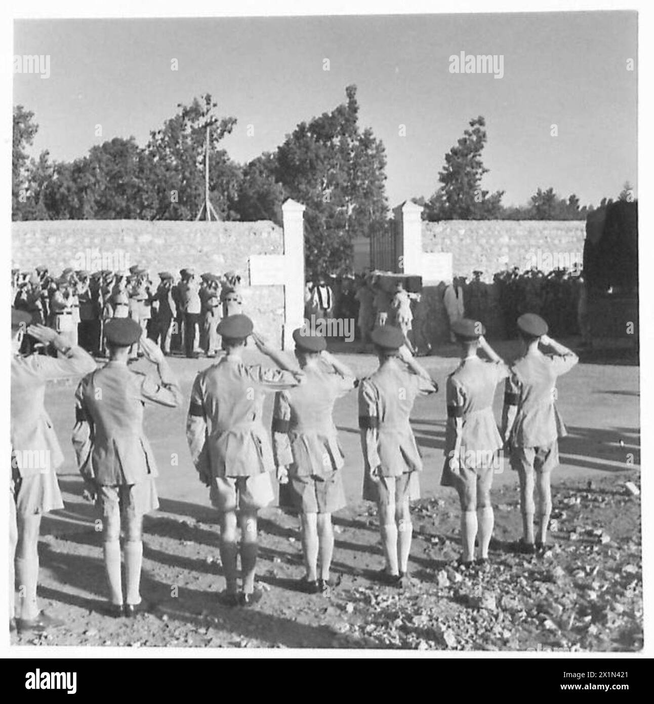 Die Beerdigung von vier Offizieren, die bei einem Flugunfall getötet wurden, Major General V. V. Pope, Brigadiers R.E. Russell und E.S. Unwin sowie Captain G.R. Amery, wird auf dem britischen Friedhof in Old Cairo durchgeführt und veranschaulicht die militärischen Zeremonialverfahren der britischen Armee. Stockfoto