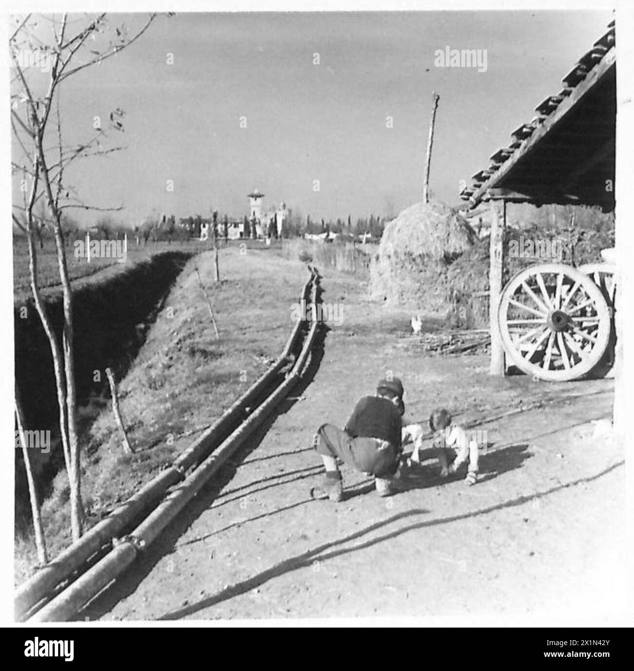 8. ARMEE: LEBENSBLUT EINER ARMEE – die 8. Armee-Pipeline führt durch einen friedlichen italienischen Bauernhof in der Nähe von Forlimpopoli S. of Forli, britische Armee Stockfoto