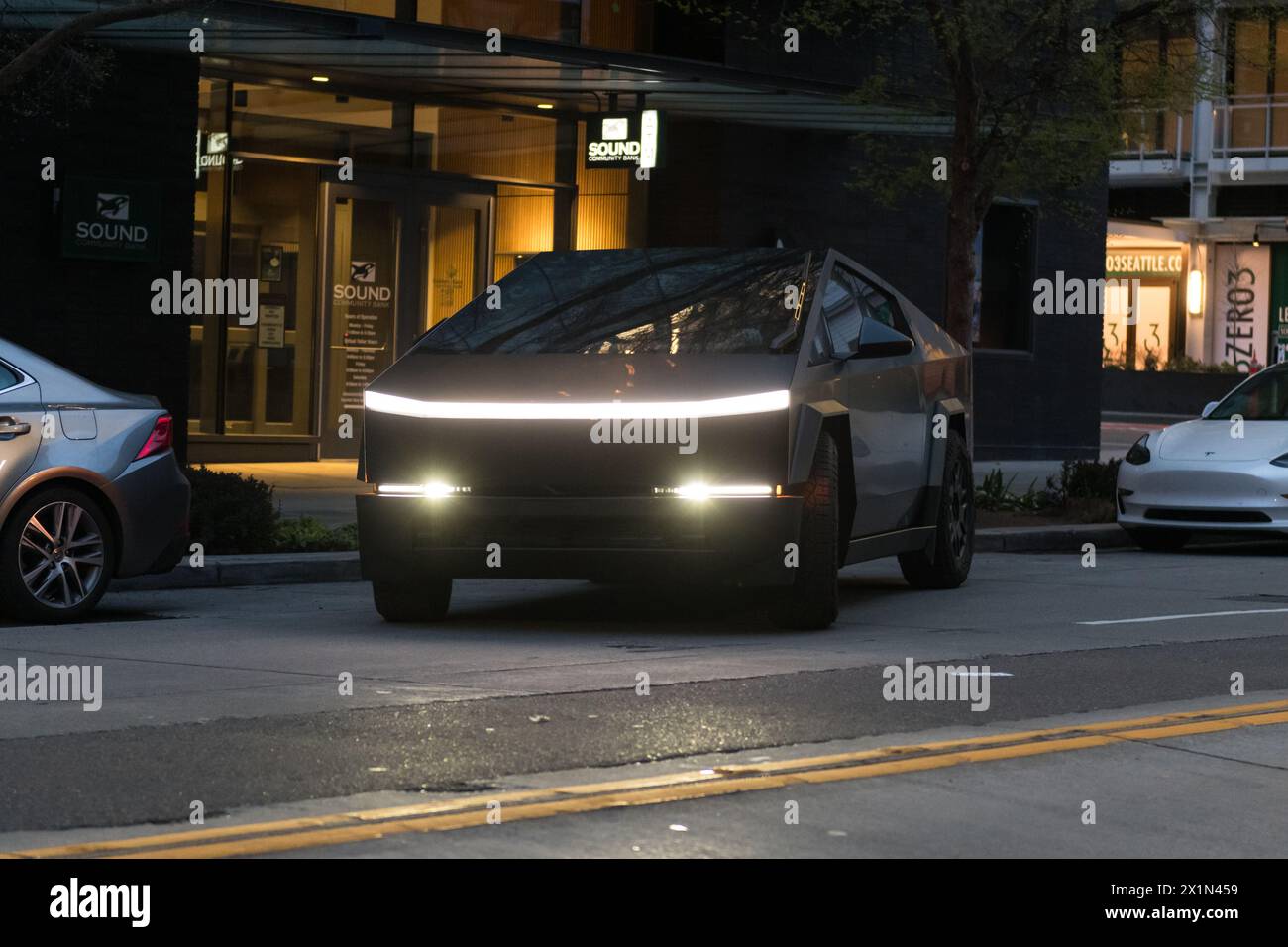 Seattle, USA. April 2024. Ein mattschwarzer Tesla Cybertruck auf der 3. Straße in der Innenstadt. Stockfoto