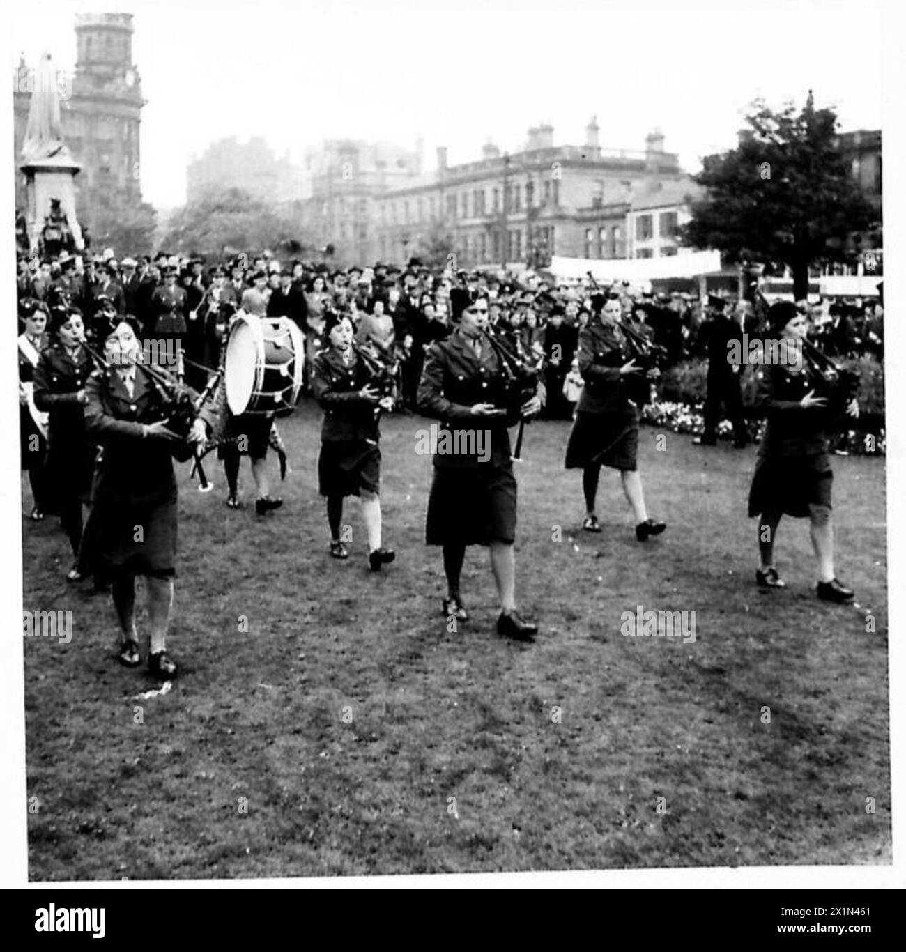 DIE ATS-BAND GIBT IHRE ABSCHIEDSDARBIETUNG: Eine ATS Piper's Band spielt vor riesigen Menschenmengen auf dem Rasen des Rathauses, Belfast, British Army Stockfoto