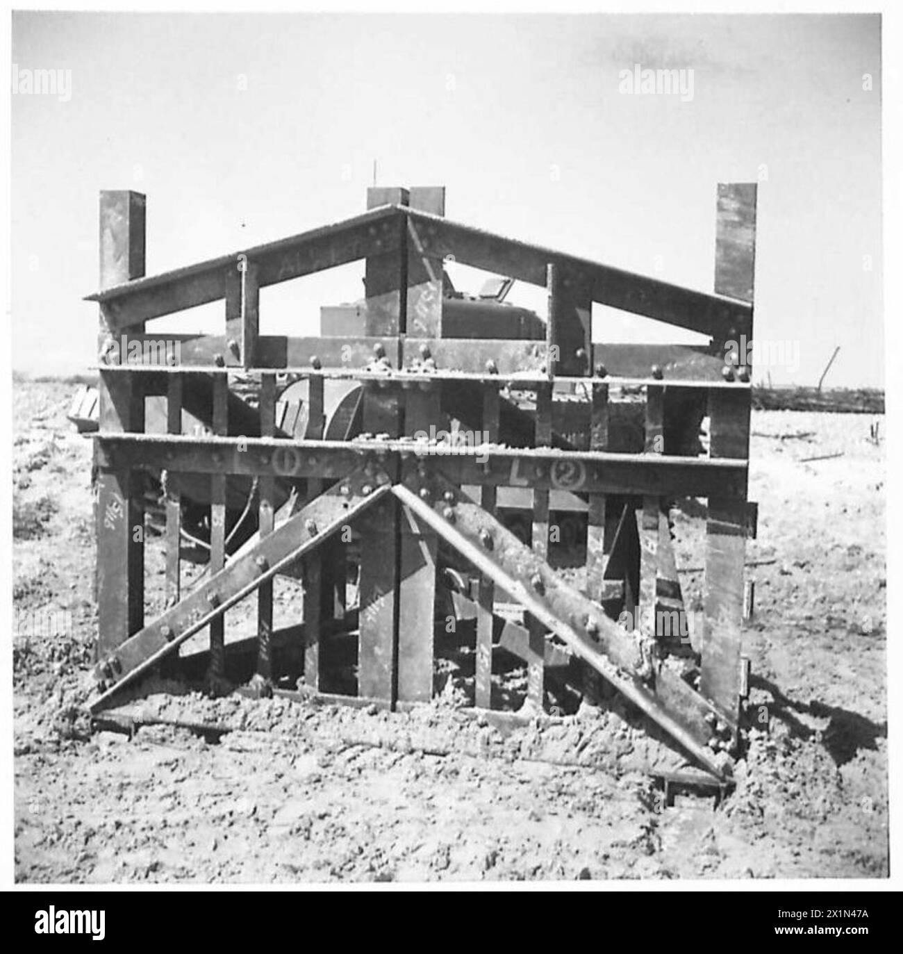 Ein Churchill-AVRE-Panzer schleppt Element C während der Übungen der britischen Armee aus dem Meer und demonstriert dabei gepanzerte Mobilität und operative Taktiken. Stockfoto