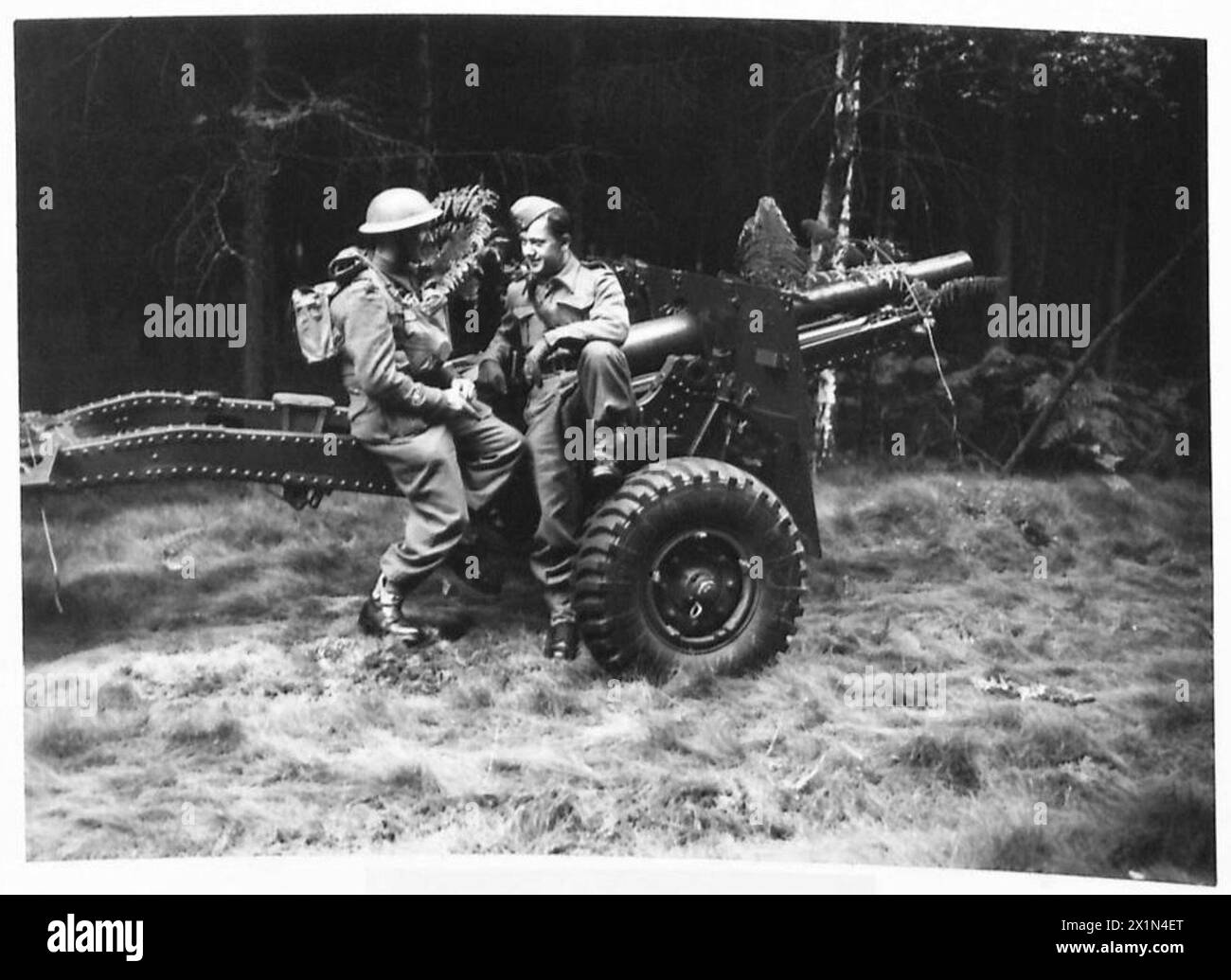 DIE ALLIIERTEN ARMEEN IN GROSSBRITANNIEN, 1940-1945 – Ein polnischer Schütze, der an die 229th Field Battery des 58th Field Regiments angeschlossen ist. Royal Artillery unterhielt sich mit einem der britischen Schützen, um seine Kenntnisse der englischen Sprache durch ihre 25-Pfünder-Artillerie-Kanone zu verbessern, 25. August 1940. Foto, aufgenommen während einer Übung zwischen Northland und Southland Armeen in der Nähe von Bawtry, British Army, British Army, Royal Artillery, polnischer Armee, polnische Streitkräfte im Westen, 1. Korps Stockfoto