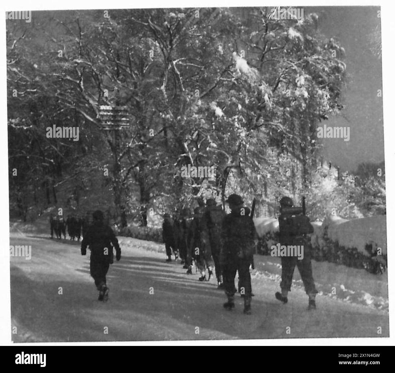 Eine WINTERLICHE UMGEBUNG - einige Männer marschieren durch das schneebedeckte Land, British Army Stockfoto