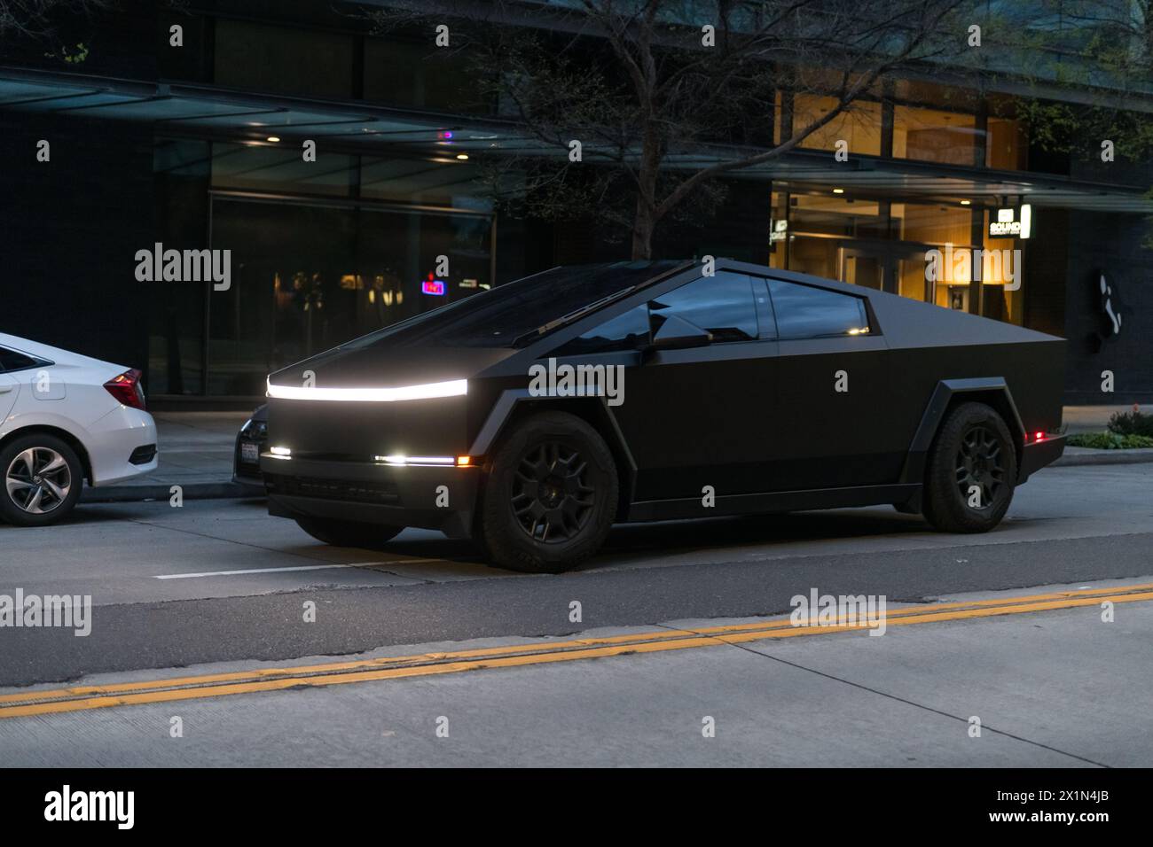 Seattle, USA. April 2024. Ein mattschwarzer Tesla Cybertruck auf der 3. Straße in der Innenstadt. Stockfoto