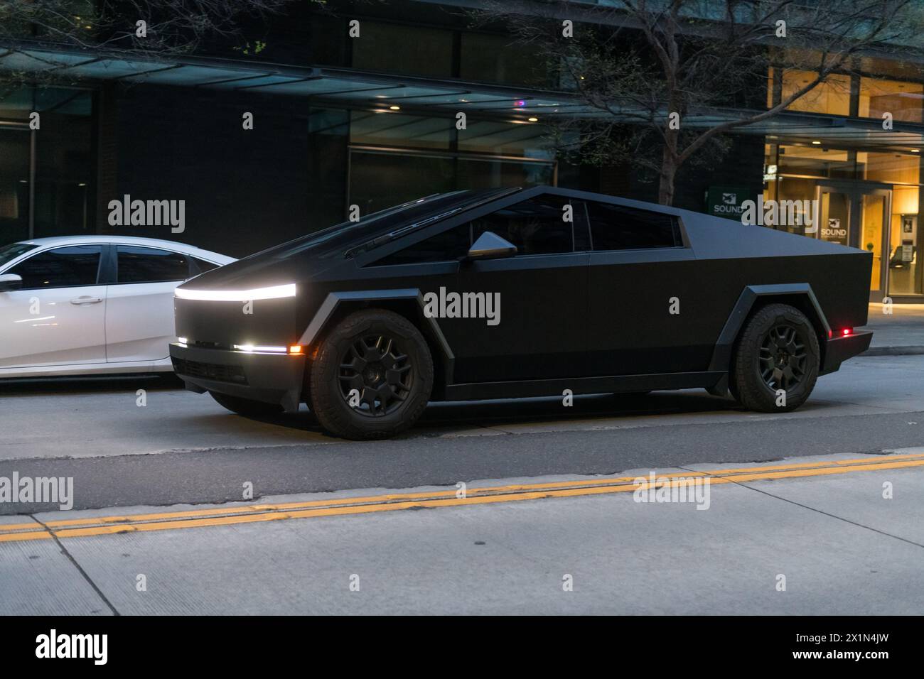 Seattle, USA. April 2024. Ein mattschwarzer Tesla Cybertruck auf der 3. Straße in der Innenstadt. Stockfoto