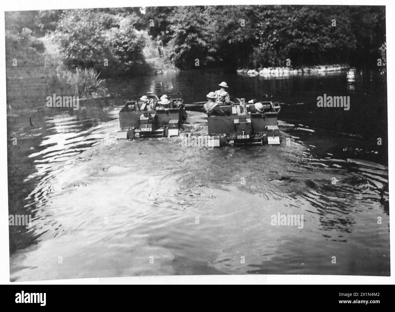 M. DER KÖNIG BESUCHT DIE WALISISCHEN WACHEN - Bren-Träger, die einen Fluss überqueren, britische Armee Stockfoto