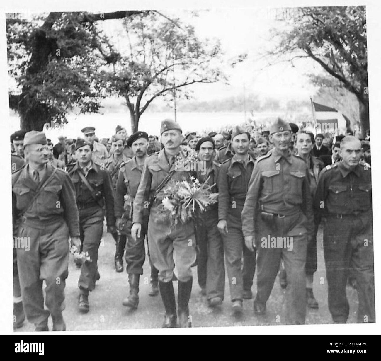 General Kamaras kommt nach Korfu und nimmt an einer formellen Prozession während der britischen Armee Teil. Stockfoto