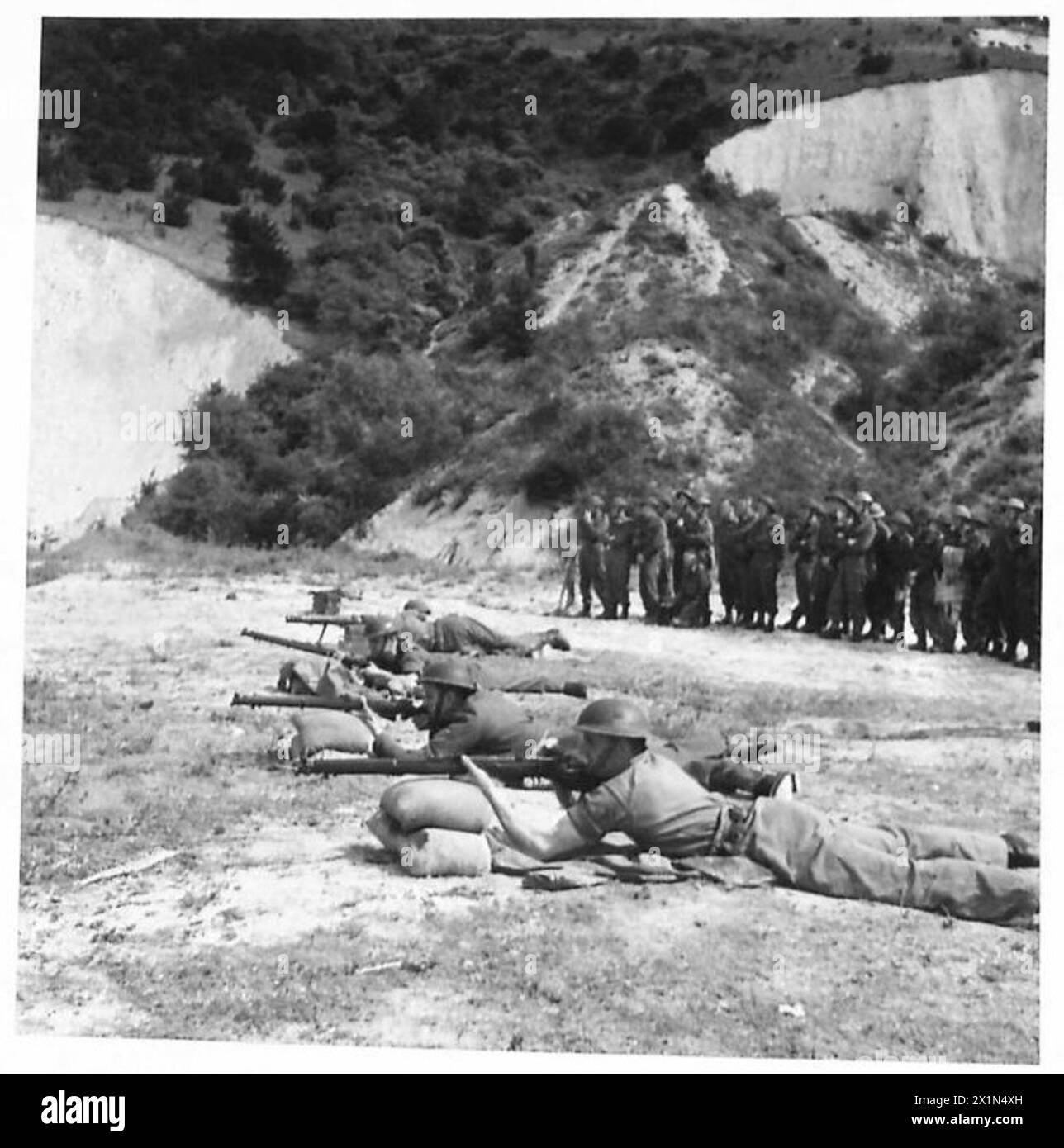Die Auszubildenden der British Army Home Guard nehmen an einer Live-Feuerdemonstration teil, um Waffenhandhabung und Kampfkünste zu üben. Stockfoto