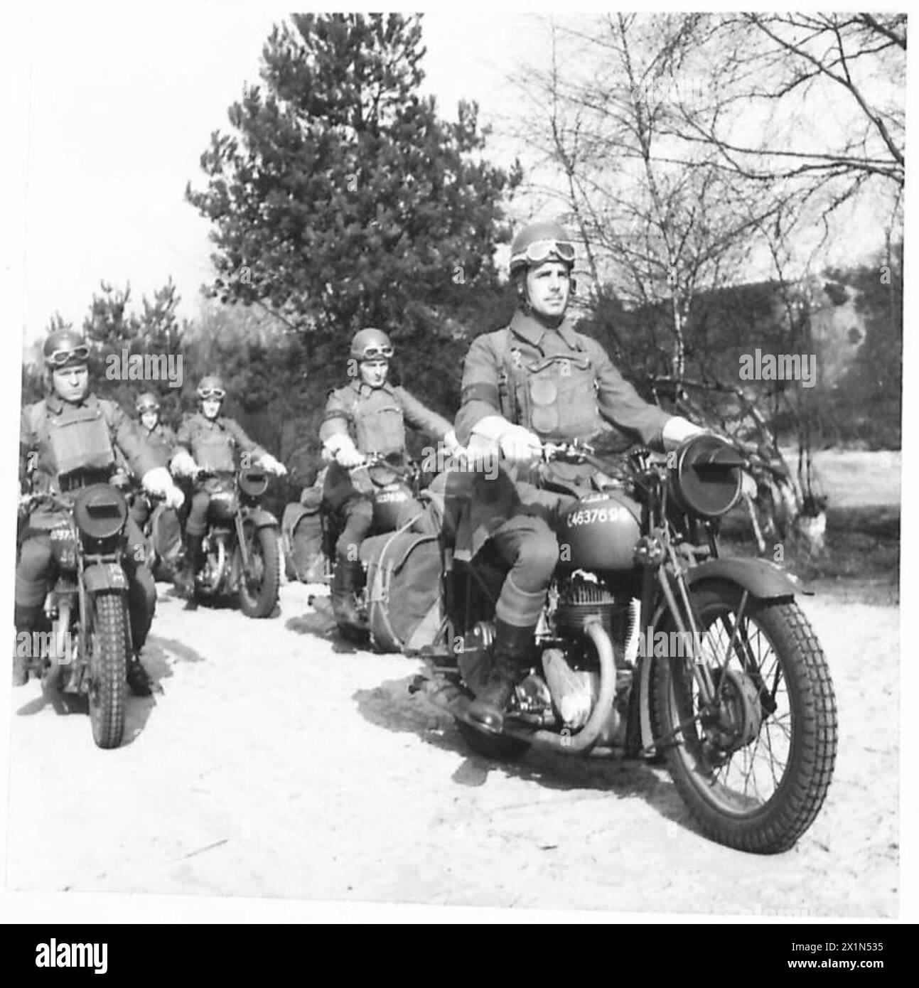 MILITÄR-POLIZEI-MOTORRADEINHEITEN - die Männer auf ihren Motorrädern, British Army Stockfoto