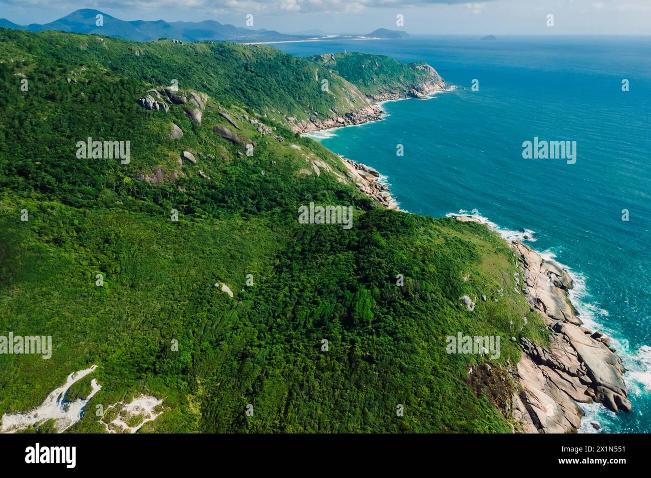 Malerische Küste mit Bergen und blauem Meer. Blick aus der Vogelperspektive mit Bergen und Meer mit Wellen Stockfoto