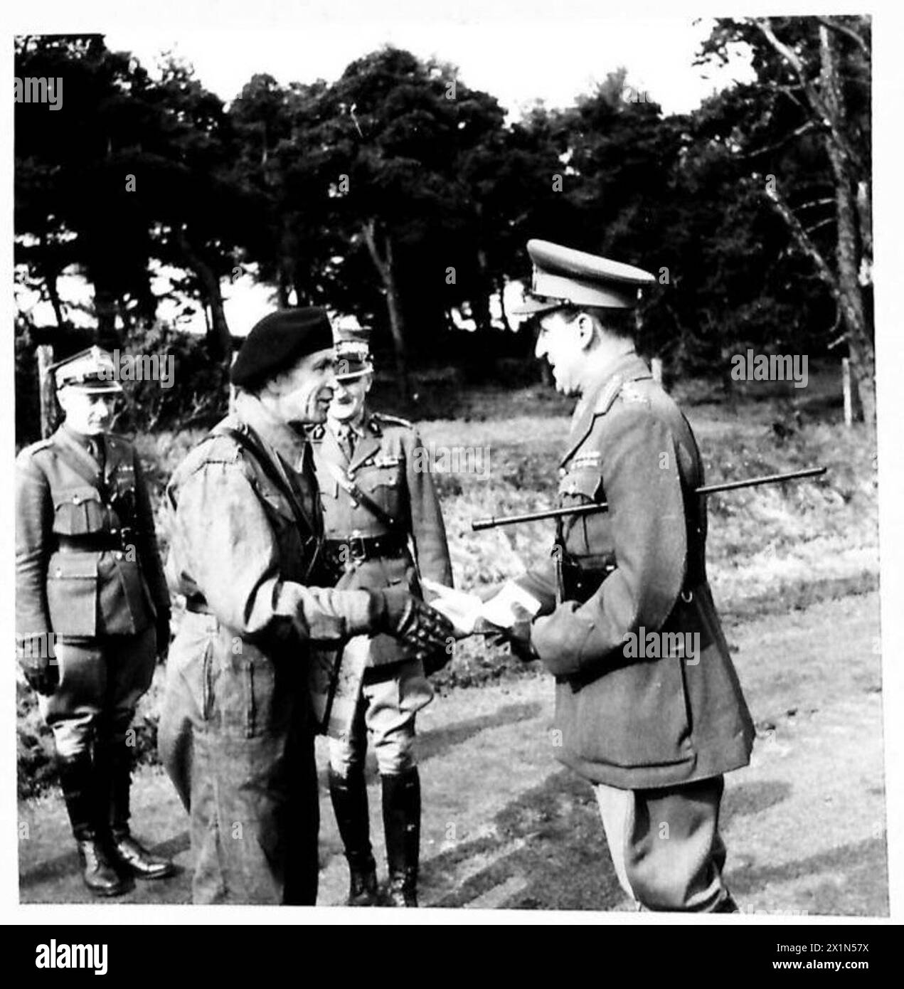 Der Oberbefehlshaber der britischen Armee trifft sich mit dem Anführer einer polnischen Panzergeschwader während des Zweiten Weltkriegs Stockfoto