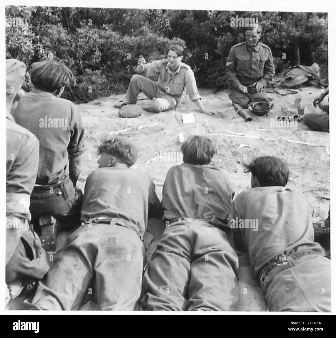 Leutnant C.W. Newton, Kommandant des 13. Zuges der 5. Armee, beschreitet seine Männer bei der Anzio-Offensive mit einem Sandtisch für taktische Planung während des Zweiten Weltkriegs Stockfoto