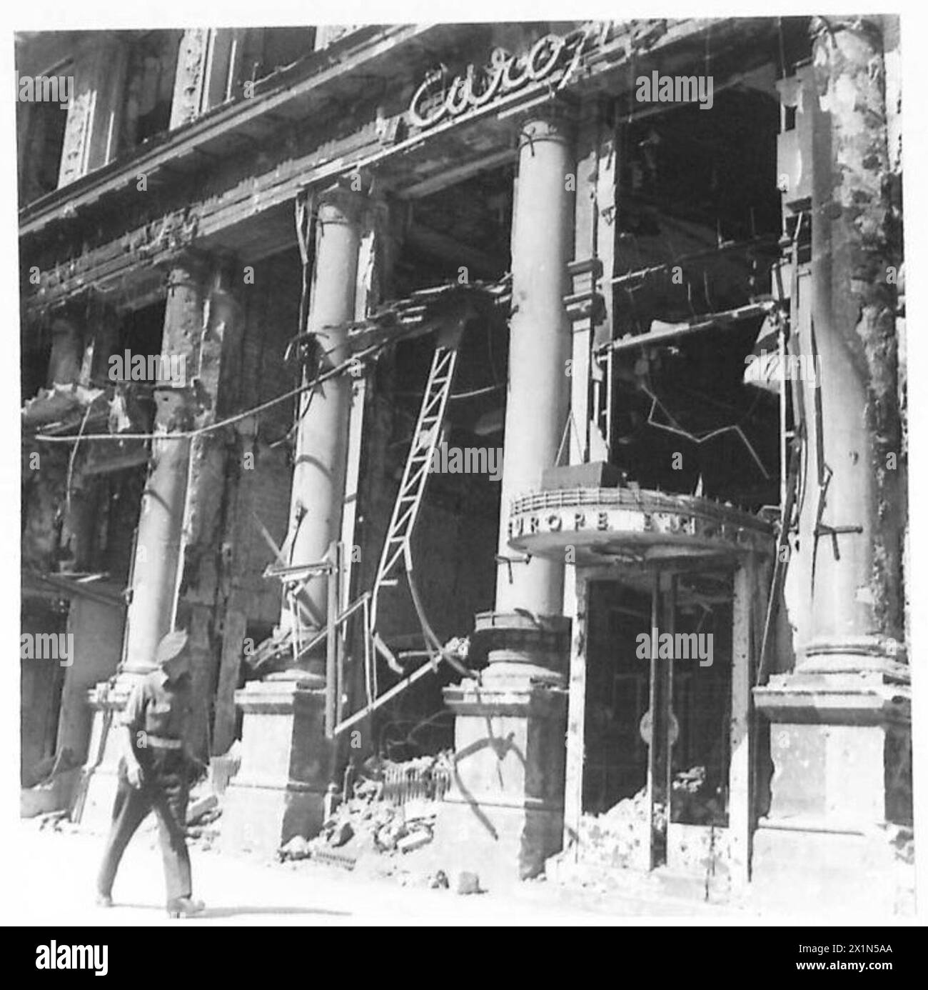 VIENNA TODAY - Ein britischer Soldat, der an einem einst modischen Restaurant in der „Oxford Street“ in Wien vorbeifährt, British Army Stockfoto