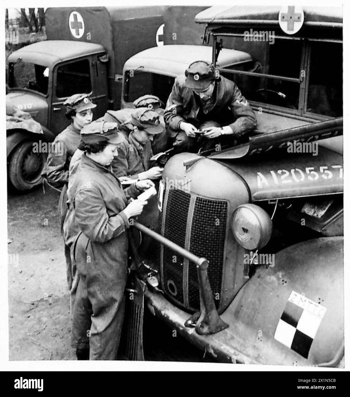 ATS-Auszubildende an der British Army Driving School erhalten Unterricht in Automotoren, wobei sie lernen, Motorkomponenten und Funktionsweise zu identifizieren und zu verstehen. Stockfoto