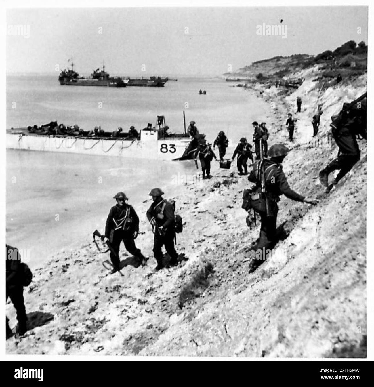 Die Truppen steigen von den Angriffslandebooten aus und klettern auf Klippen, um während einer Übung der britischen Armee Positionen zu besetzen. Stockfoto