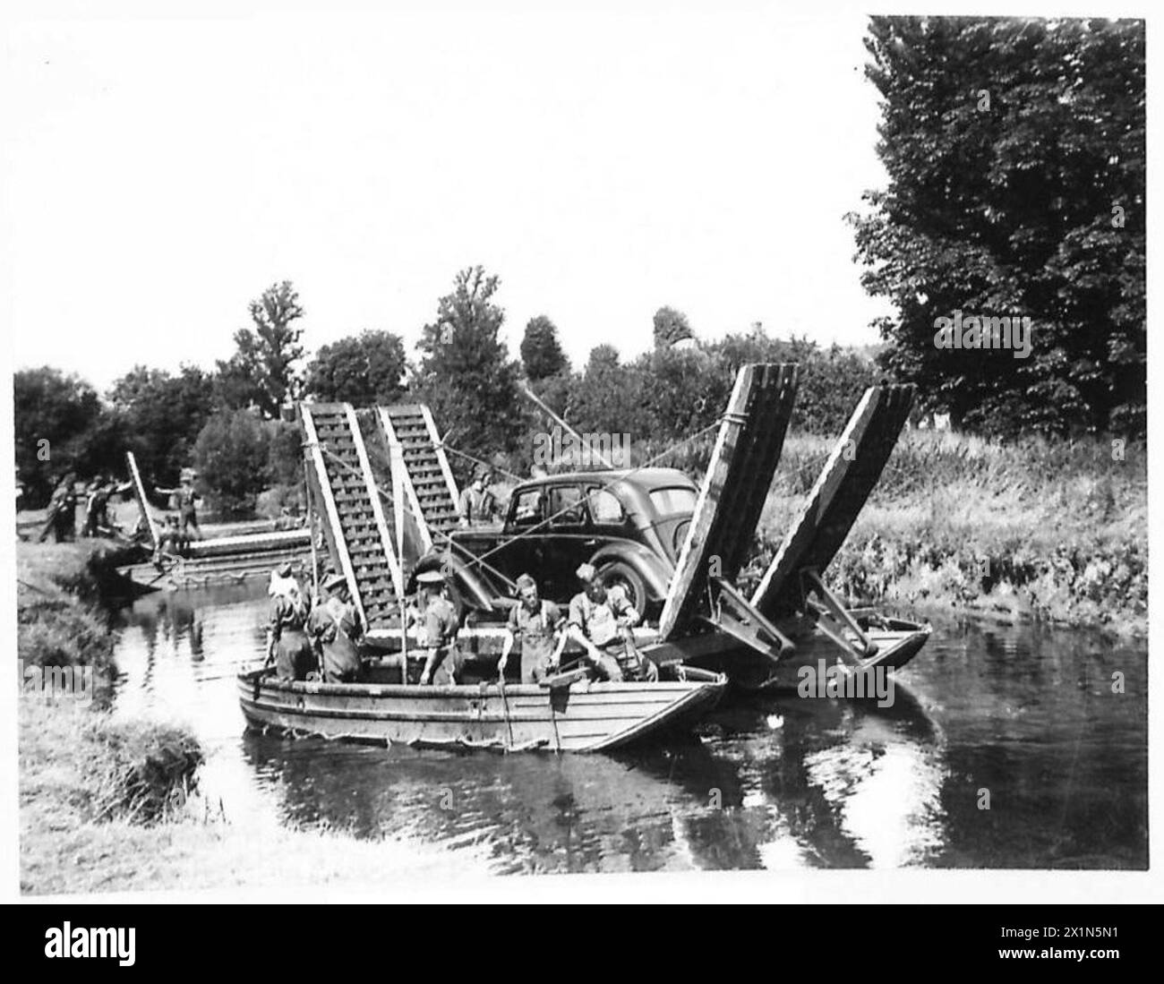 Die Royal Engineers der British Army bauen eine Pontonbrücke, die es Fahrzeugen, einschließlich eines Autos, ermöglicht, während militärischer Operationen einen Fluss sicher zu überqueren. Stockfoto