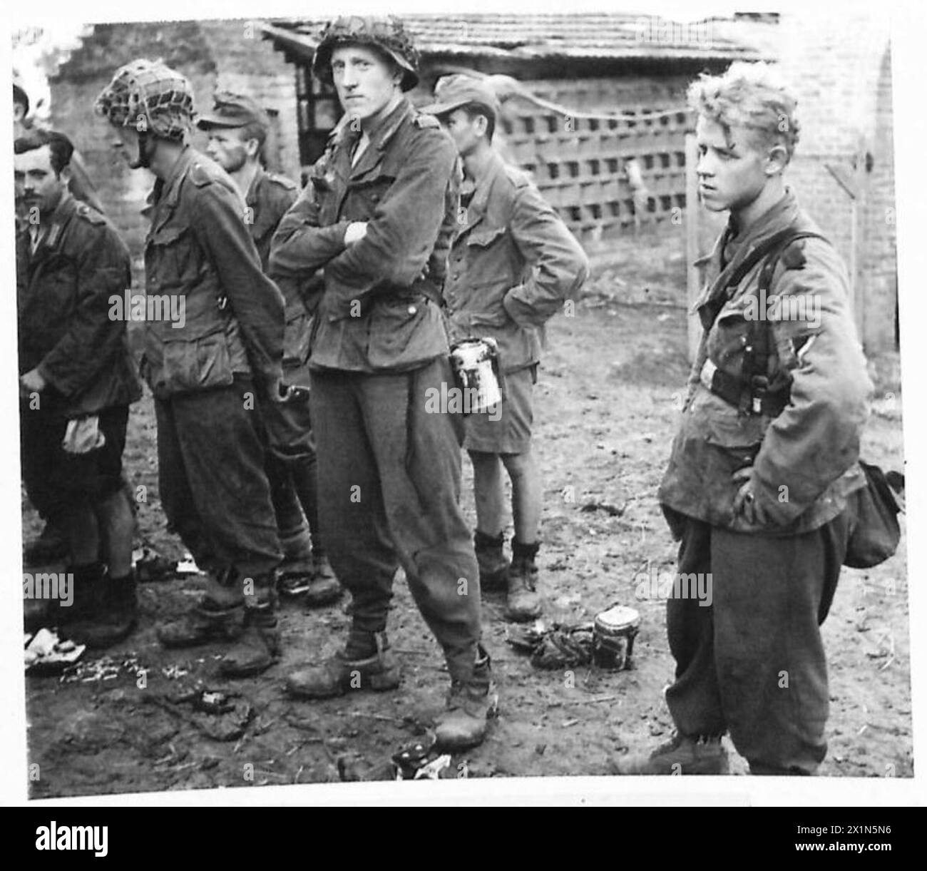 Karl Raab, 19 Jahre alt, dient der 4. Kompanie des Deutschen Infanterieregiments 755 während der Operationen der britischen Armee bei der 8. Armee. Stockfoto Karl Raab, 19 Jahre alt, dient der 4. Kompanie des Deutschen Infanterieregiments 755 während der Operationen der britischen Armee bei der 8. Armee. Stockfoto
