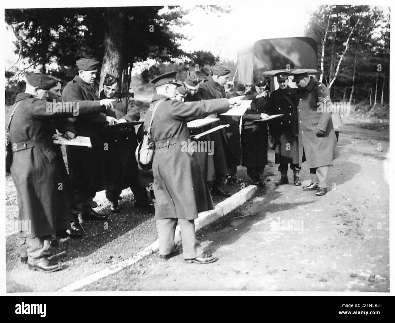 Eine Klasse von Rekruten der britischen Armee an der R.A.S.C. Driving School erhält Unterricht in Kartenlesefähigkeiten und Navigationsfähigkeiten. Stockfoto