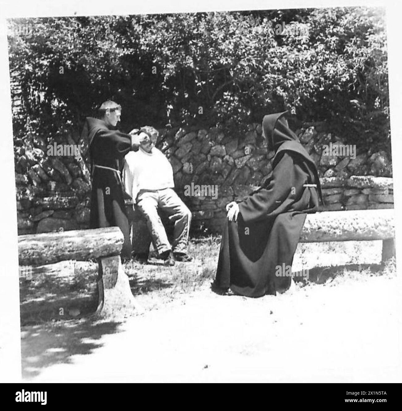 Pte. W.J. Mullen von der R.A.S.C. erhält einen Haarschnitt von einem Mönch in einem Kloster in Italien, der während des Zweiten Weltkriegs unbeschädigt blieb Stockfoto Pte. W.J. Mullen von der R.A.S.C. erhält einen Haarschnitt von einem Mönch in einem Kloster in Italien, der während des Zweiten Weltkriegs unbeschädigt blieb Stockfoto