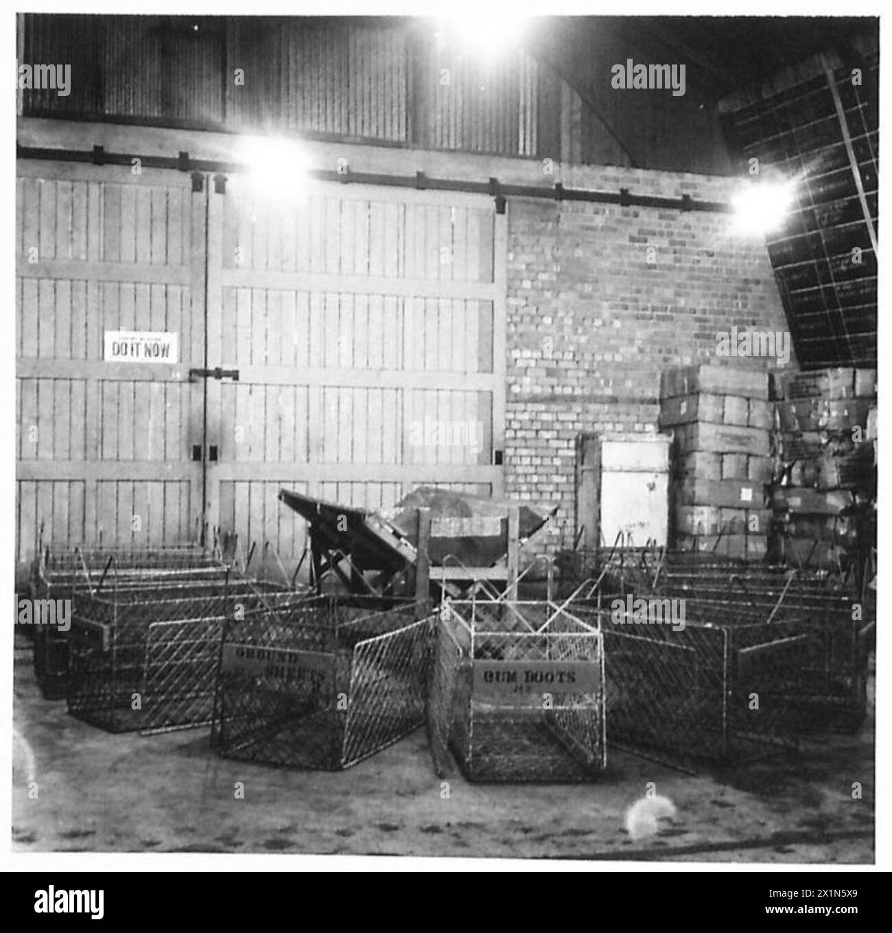 Körbe werden für die Sortierung kontaminierter Kleidung durch Personal in einer Dekontaminations- und Waschanlage der British Army verwendet. Stockfoto