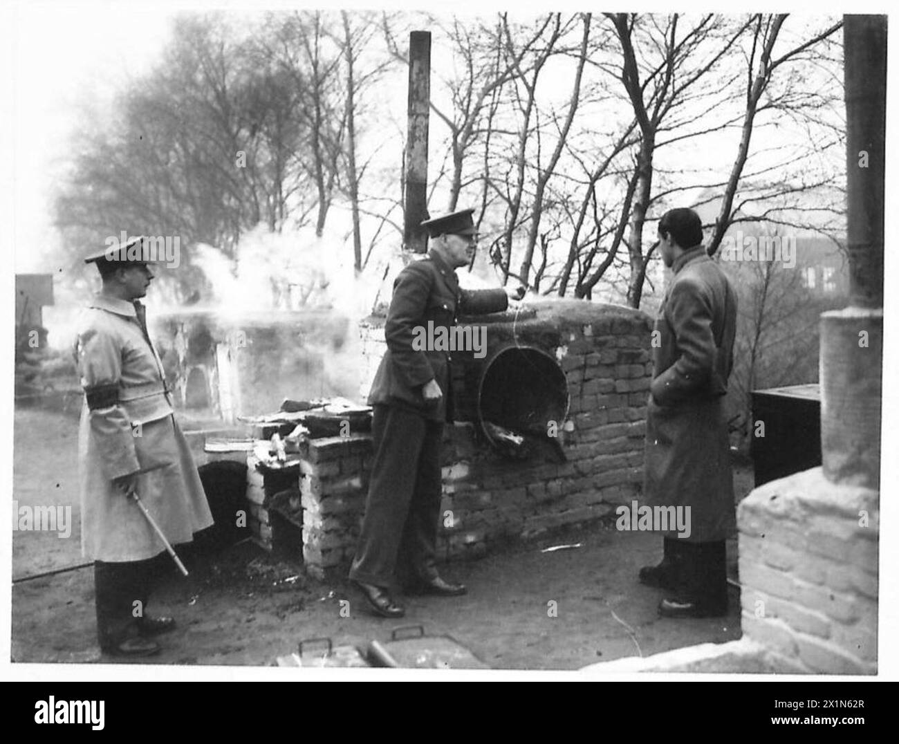 Ein brasilianischer Journalist besucht die Army School of Cookery im Aldershort Command und beobachtet dabei die kulinarische Ausbildung und Anleitung der British Army. Stockfoto