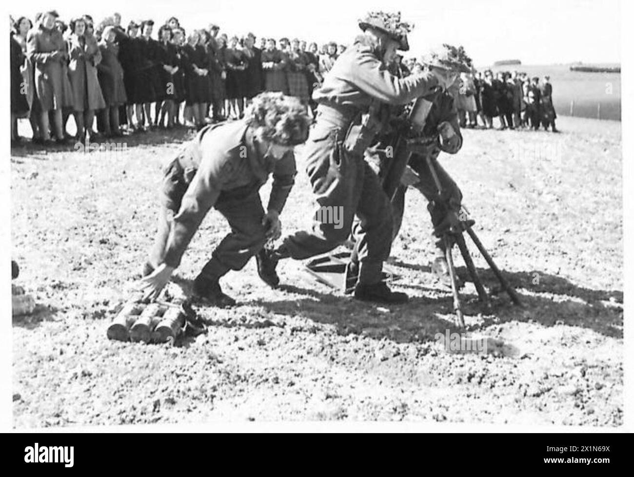 MUNITIONSARBEITER BEOBACHTEN ARMEE DEMONSTRIEREN 3-ZOLL-MÖRSER - die Munitionsarbeiter konnten aus nächster Nähe sehen, welche Mörser abgefeuert wurden, als die Besatzungen Rohmunition benutzten, British Army Stockfoto