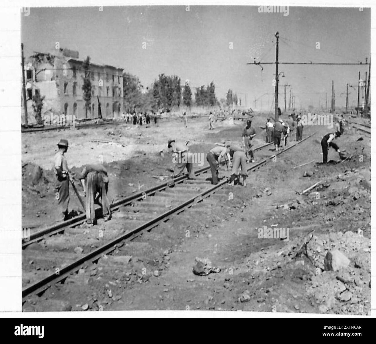 ACHTE ARMEE: EISENBAHNREKONSTRUKTION - einige der mehreren hundert zivilen Eisenbahnarbeiter, die jetzt nach Monaten des Müßiggangs mit dem Wiederaufbau beschäftigt sind, British Army Stockfoto