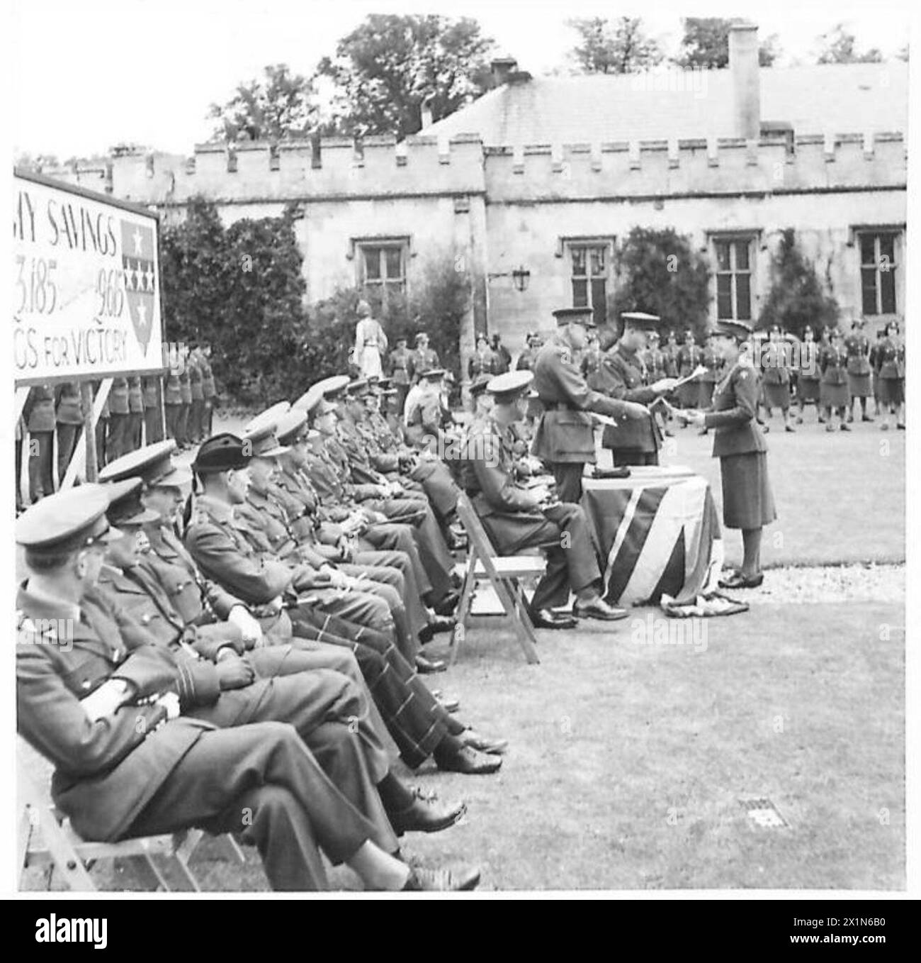 Feldmarschall Sir Cyril J. Deverell überreicht ATS-Offiziere Ehrenurkunden für ihre Teilnahme an Spargruppen während des Zweiten Weltkriegs Stockfoto
