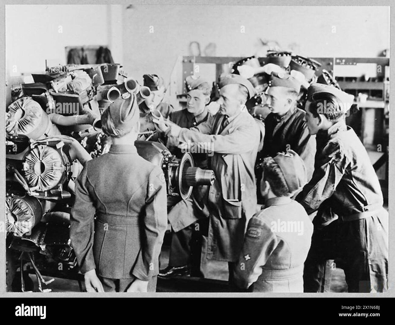 Sergeant Instructor J.E. Gray aus Swansea demonstriert den ATC-Kadetten aus Luton, 1944, die Komponenten eines abgebauten Triebwerks. Stockfoto