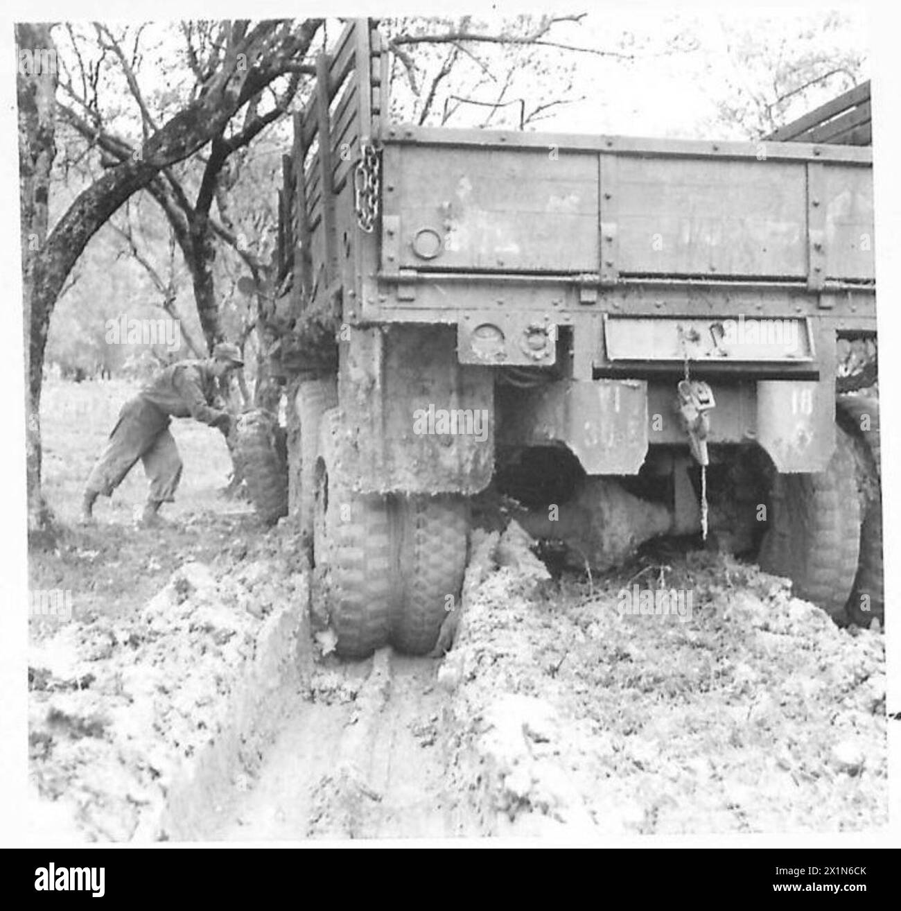 Ein US-amerikanischer 2 1/2 Tonnen-Versorgungswagen bricht im Schlamm ab, während er während der Operationen der Fünften Armee mit der britischen Armee an der Front des Venafro in Italien anfährt. Stockfoto