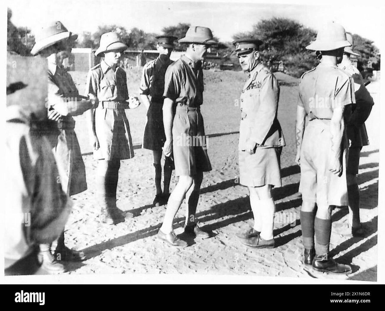 Der Kriegsminister Eden trifft auf General Archibald Wavell in Khartum während eines offiziellen Besuchs bei der britischen Armee. Stockfoto