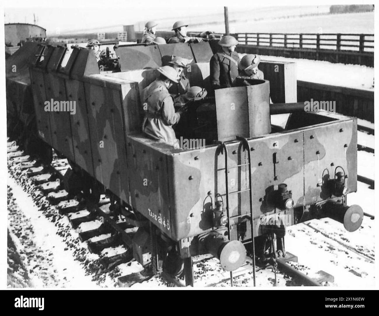 Truppen des 1. Polnischen Korps betreiben am 4. Februar 1941 einen gepanzerten Zug in North Berwick, Schottland, der mit einer 6-Pfünder-Kanone, zwei Boys-Panzerabwehrgewehren und sechs Bren-Maschinengewehren ausgerüstet ist. Stockfoto