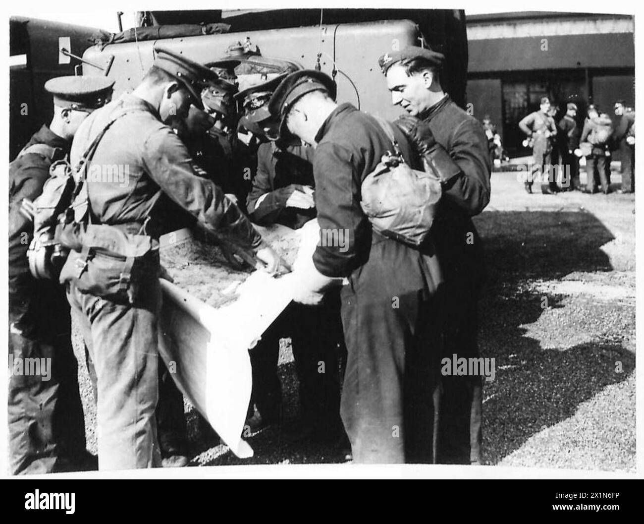 Die Fahrer der Royal Artillery studieren eine Karte, bevor sie eine Militäroperation starten, die British Army. Stockfoto