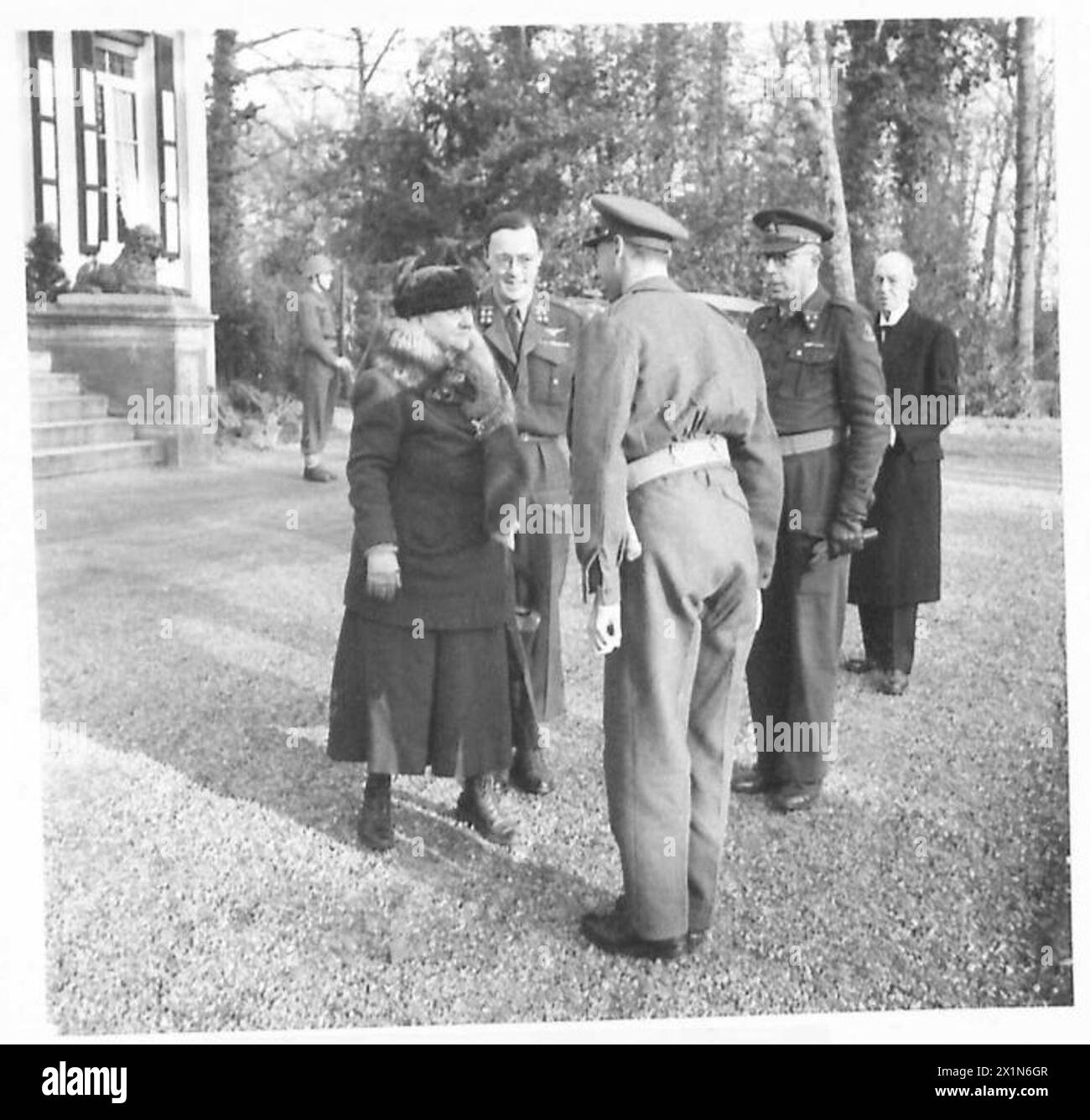 Die Königin trifft Prinz Bernhardt in seinem Hauptquartier nahe Breda, unter Aufsicht der britischen Armee, 21. Armeegruppe. Stockfoto