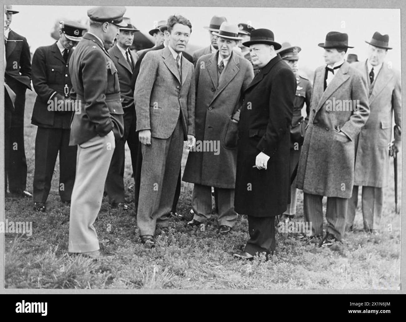 Ein Besuch einer RAF-Station durch den Premierminister zeigt, wie ein amerikanischer Flugzeugexperte mit Harry Hopkins, Winston Churchill und Sir Archibald Sinclair spricht. Stockfoto