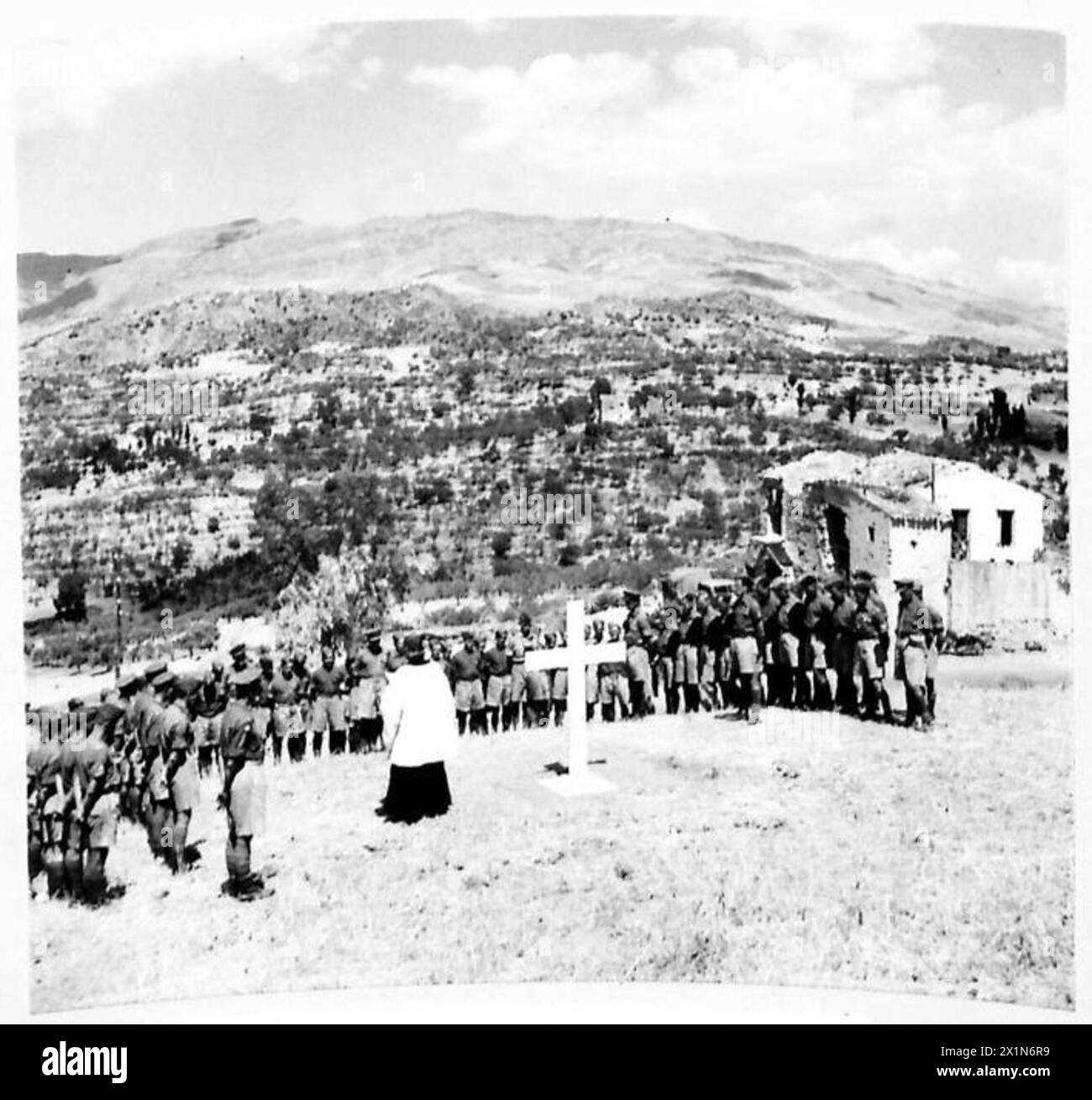 SIZILIEN (VERSCHIEDENE) DEVON's MEMORIAL IN SIZILIEN - Allgemeine Ansicht während der Einweihungsfeier wird die Stadt Regalbuto im Hintergrund gesehen, britische Armee Stockfoto