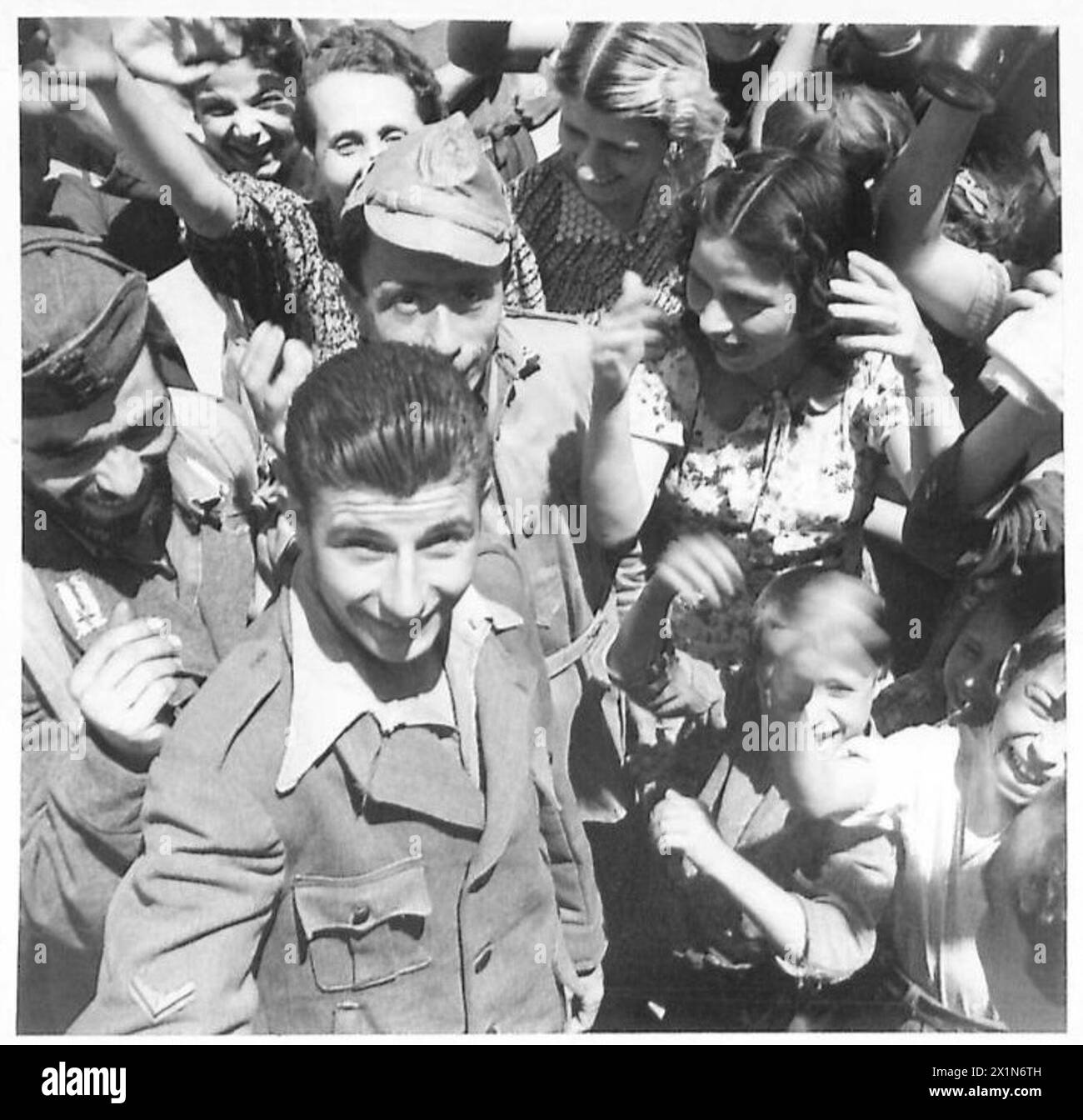 Sizilianische Soldaten, die während des alliierten Vormarsches durch Sizilien gefangen genommen wurden, werden nach Verhören durch die F.S.S. freigelassen und kehren nach Hause zurück, wo sie mit ihren Familien wieder vereint werden. Stockfoto