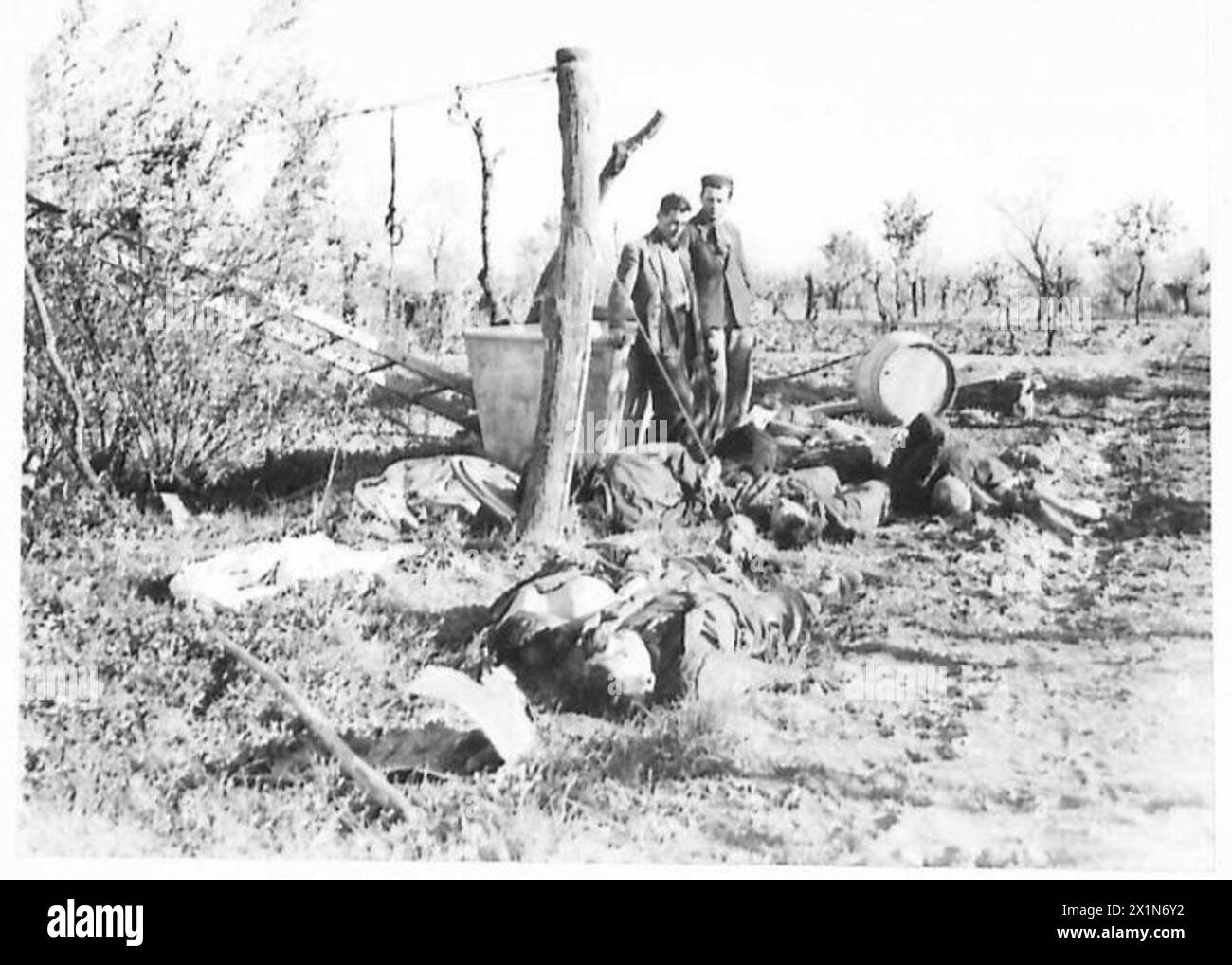 ITALIEN: ACHTE ARMEE - die Leichen der ermordeten Italiener neben dem Brunnen, britische Armee Stockfoto