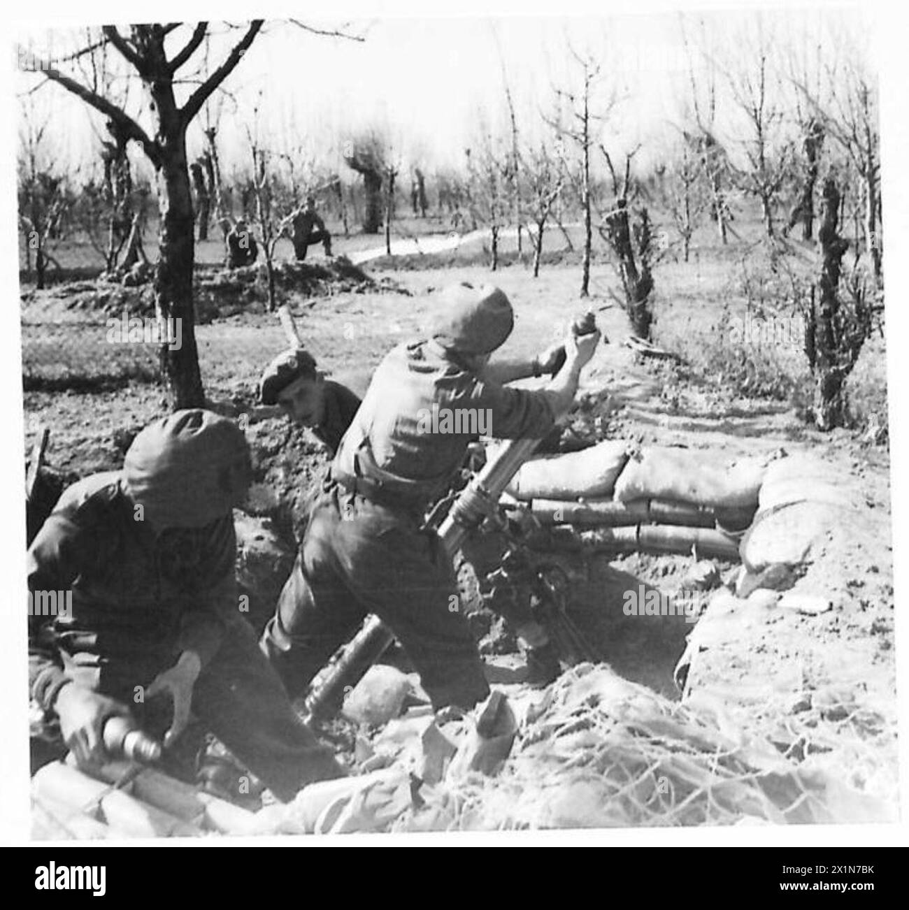 Ein Mörser, der von der 3. Battalion Support Group der Jüdischen Brigade betrieben wird, wird während der Kampfeinsätze der britischen Achten Armee eingesetzt. Stockfoto