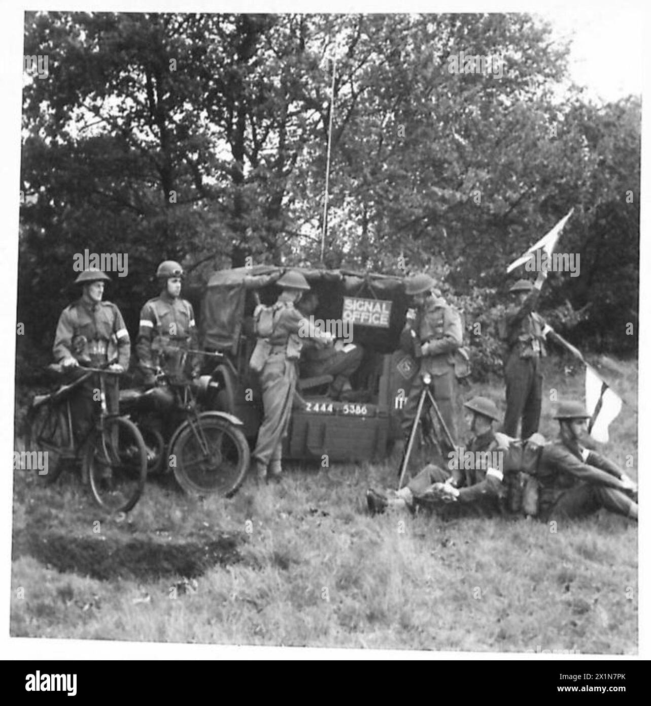 Ein BESUCH IN Einem BATAILLON DER SCHOTTISCHEN WACHEN - Ein Bataillon Signal Officer im Feld. Ein Bediener ist im Fahrzeug im Einsatz. D.R. und Fahrradarbeiter stehen bereit, um Nachrichten zu übermitteln, britische Armee Stockfoto