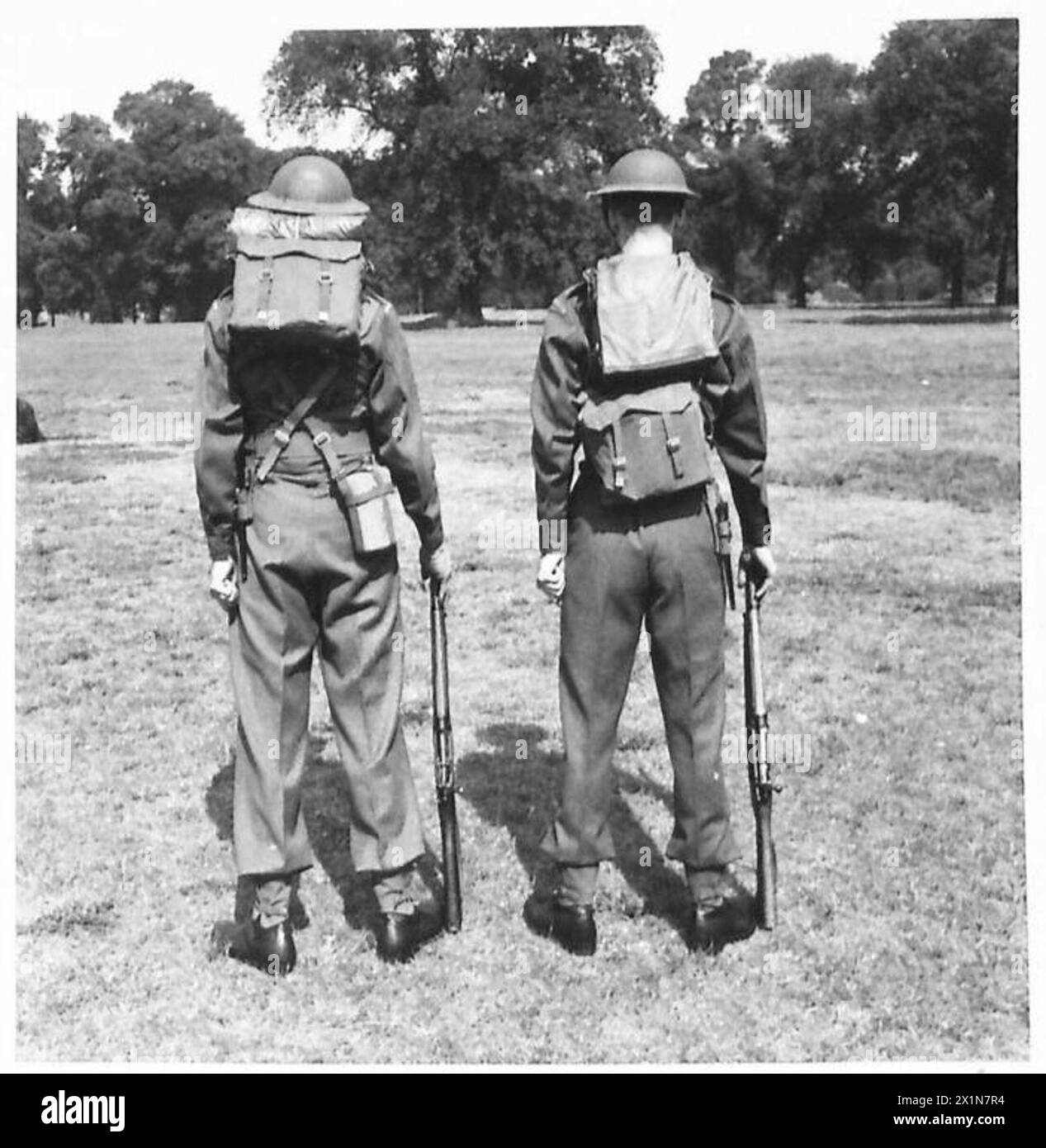 Das Personal der britischen Armee wird dargestellt, wie es während des Zweiten Weltkriegs eine neue Kampfordnung ausführt und aktualisierte taktische Formationen und Kampfstrategien demonstriert Stockfoto