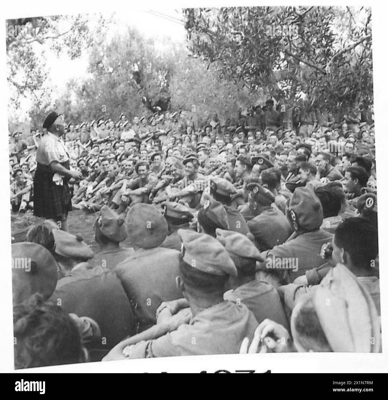 SIZILIEN : ERÖFFNUNGSPHASEN - will Fyfe, unterhält Highland-Truppen auf dem Gelände der Nordafrikanischen Kriegszone, British Army Stockfoto