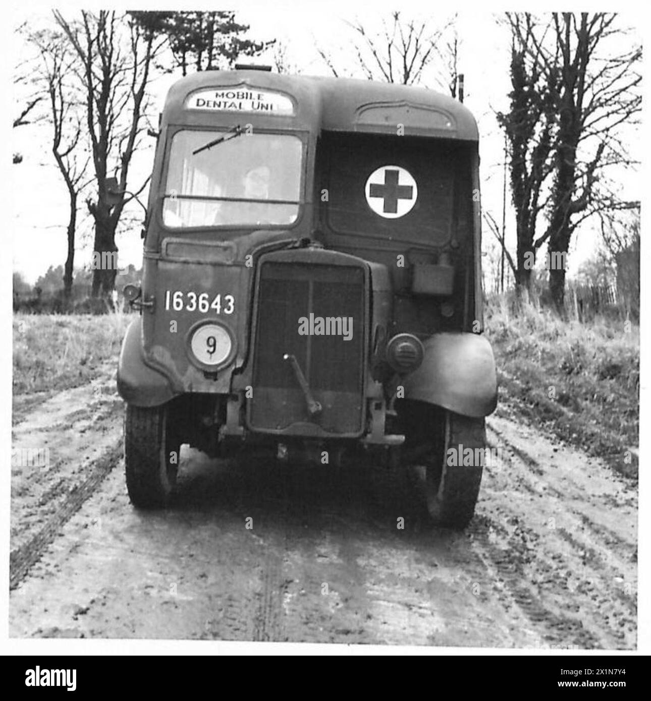 Die Außenansicht zeigt einen umgebauten Reisebus, der als mobile Zahnarzteinheit genutzt wurde und dem Militärangehörigen der British Army zahnärztliche Dienstleistungen zur Verfügung stellt. Stockfoto